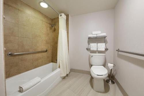 Hotel Angeleno Los Angeles California — Bathroom