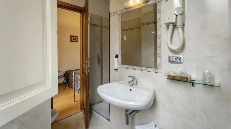 Hotel Annabella Roof Terrace — Bathroom