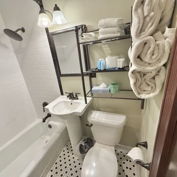 Hotel Apache Las Vegas Nevada — Bathroom