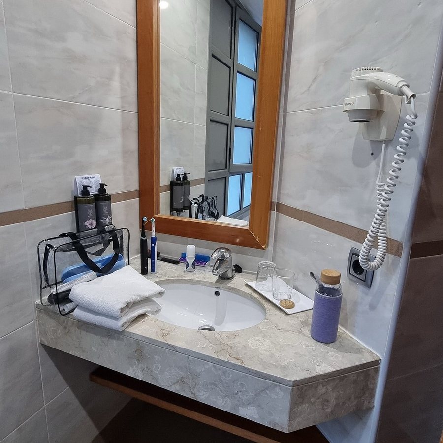 Hotel Aranea Barcelona Catalonia — Bathroom