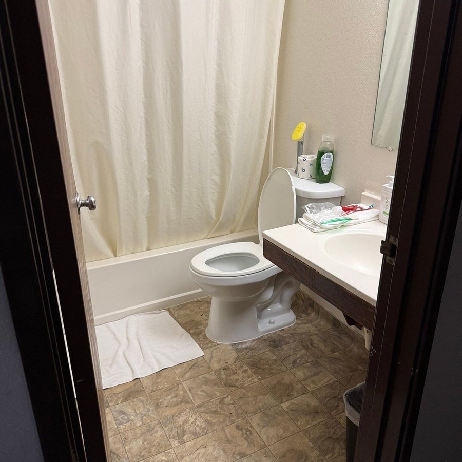 Hotel Arcata — Bathroom