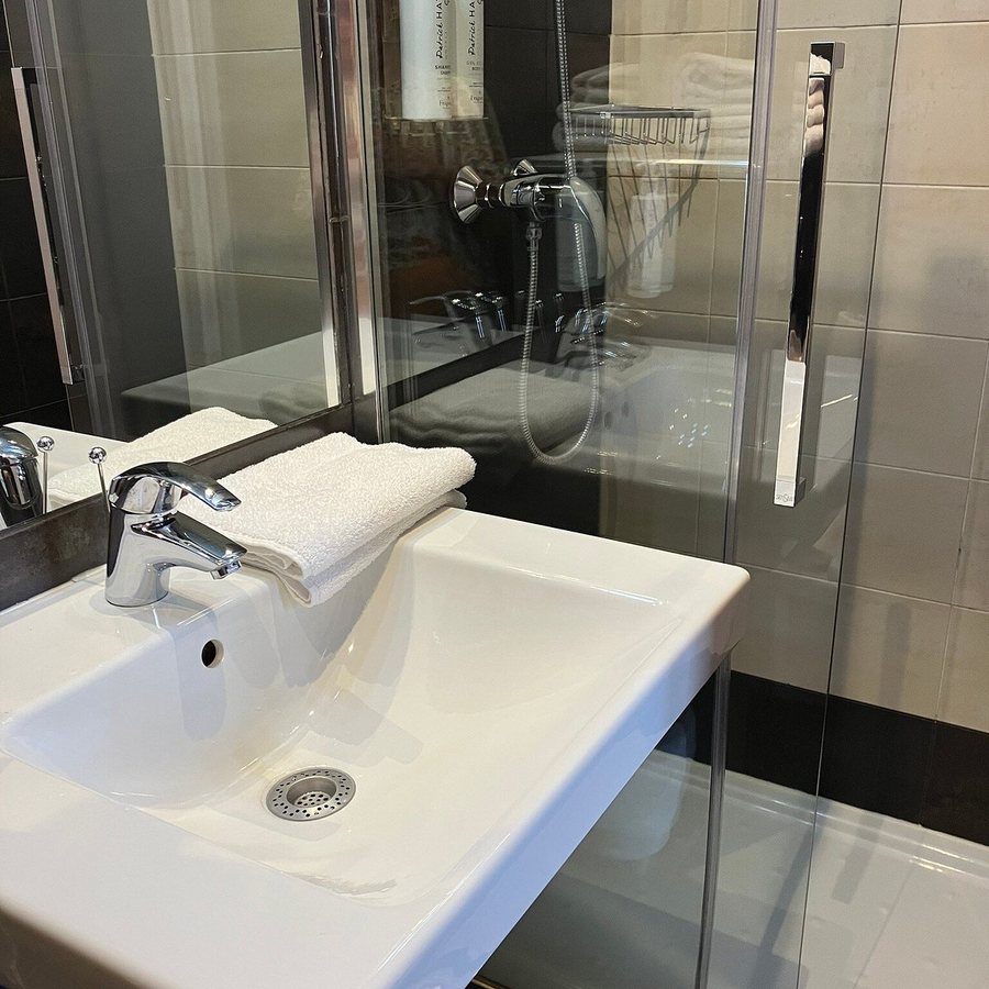 Hotel Ariane Montparnasse By Patrick Hayat — Bathroom