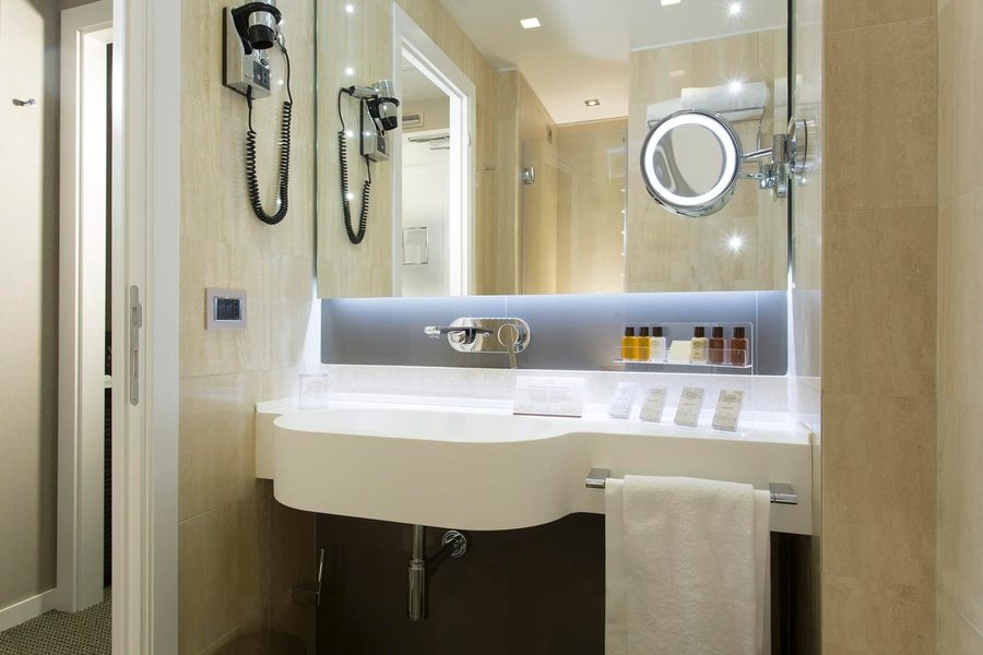 Hotel Artemide Rome Lazio — Bathroom