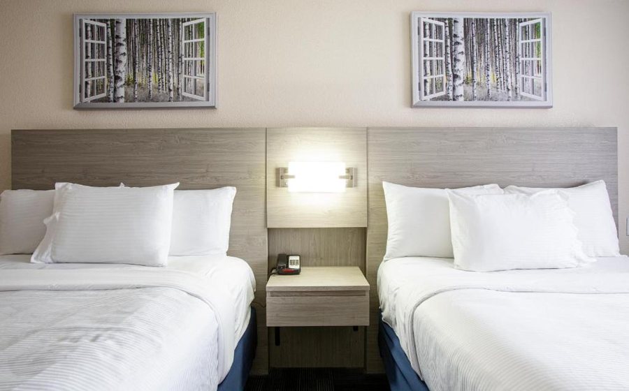 Hotel Aspen InnSuites — Guest room