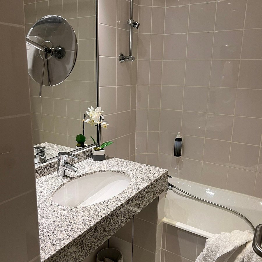Hotel Astoria Astotel Paris Ile de France — Bathroom