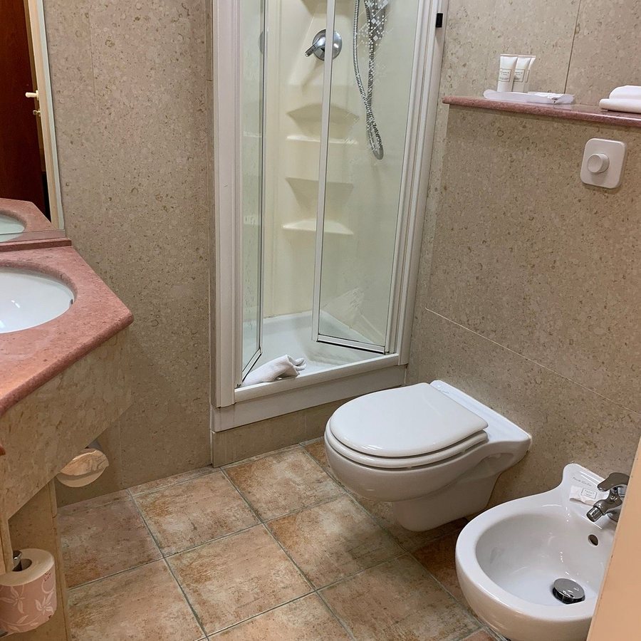 Hotel Astoria Sure Hotel Collection by Best Western — Bathroom