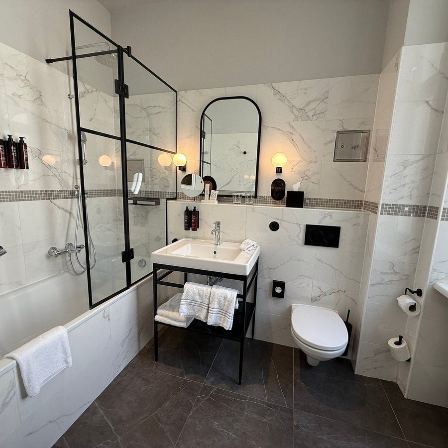 Hotel Astoria Vienna Curio Collection By Hilton Vienna — Bathroom