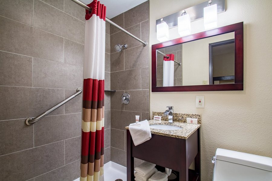 Hotel At Batavia Downs — Bathroom
