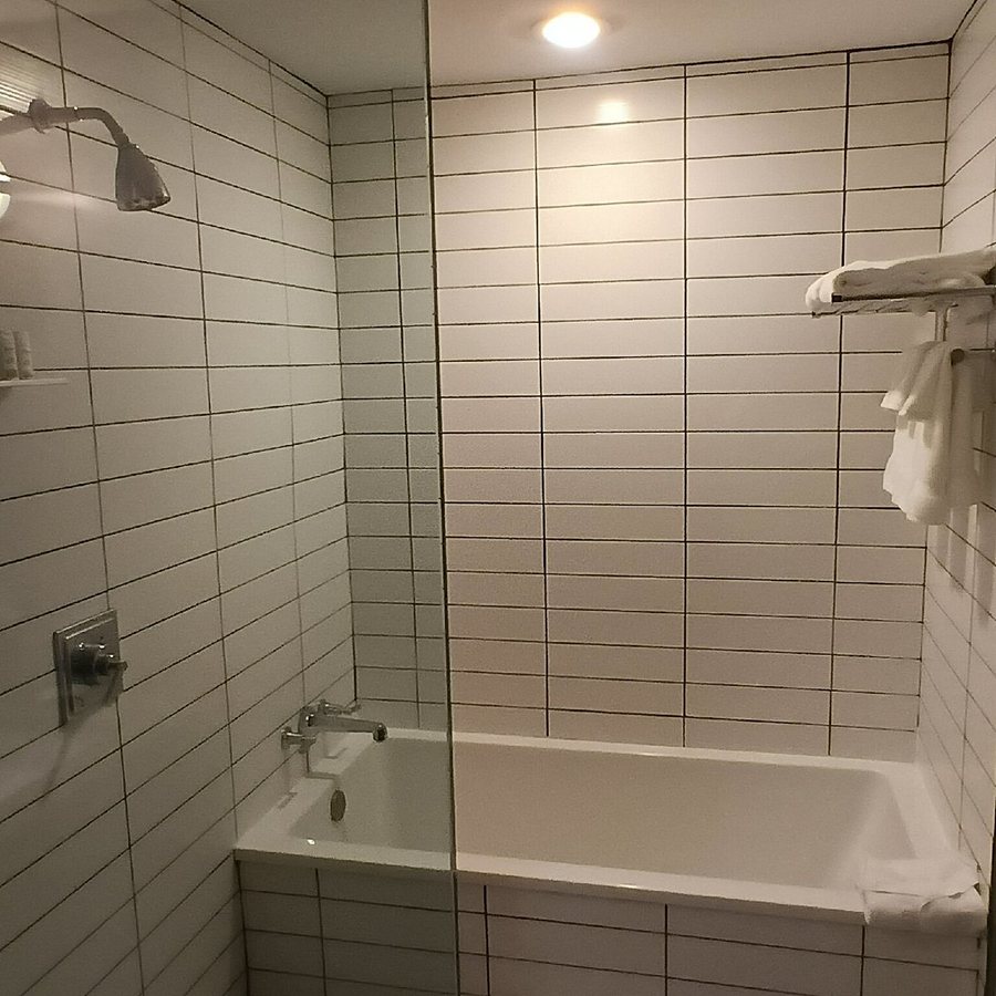 Hotel At The Lafayette A Trademark Collection Hotel — Bathroom