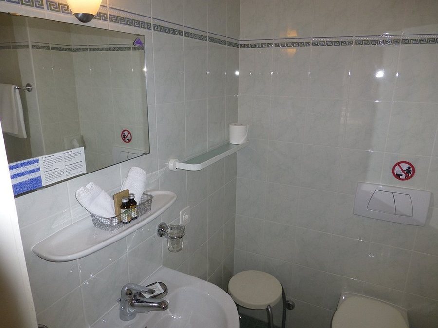 Hotel Atlantico — Bathroom