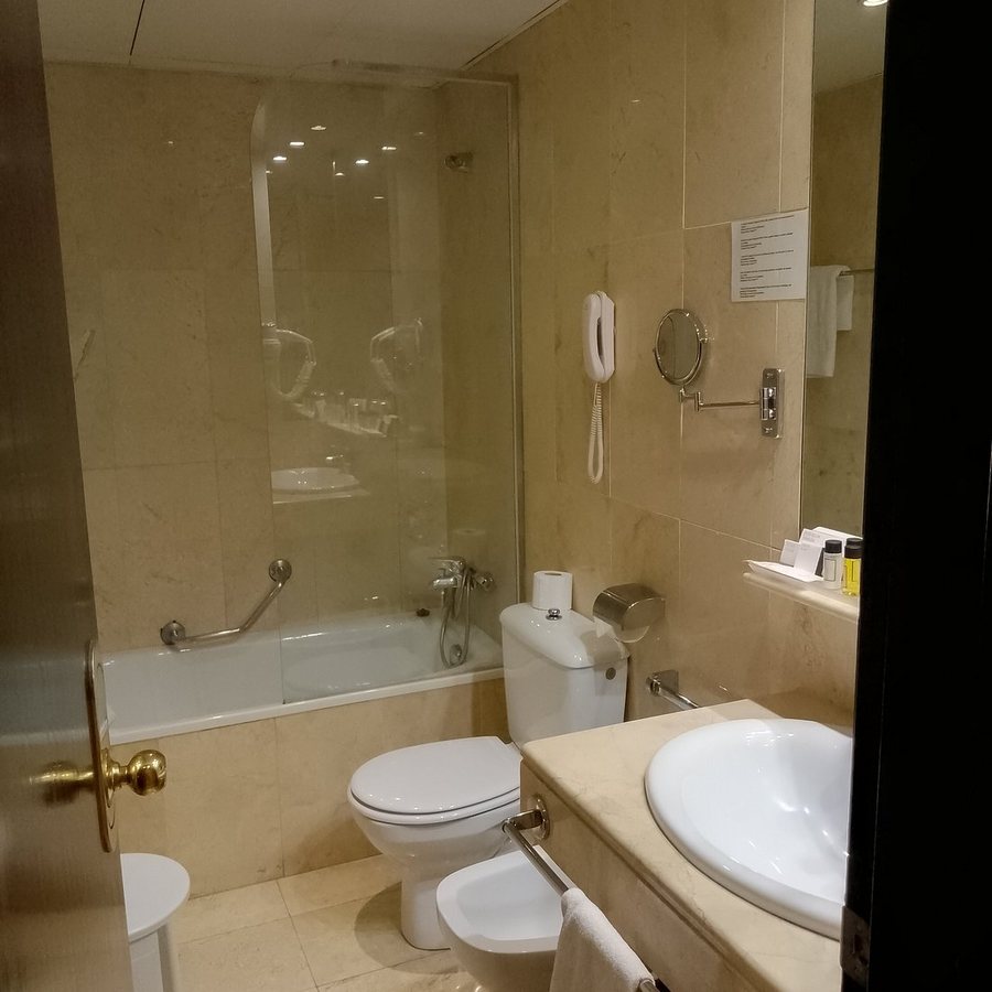 Hotel Atlantis By Atbcn Barcelona Catalonia — Bathroom