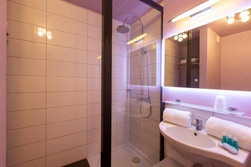 Hotel Atlantis — Bathroom