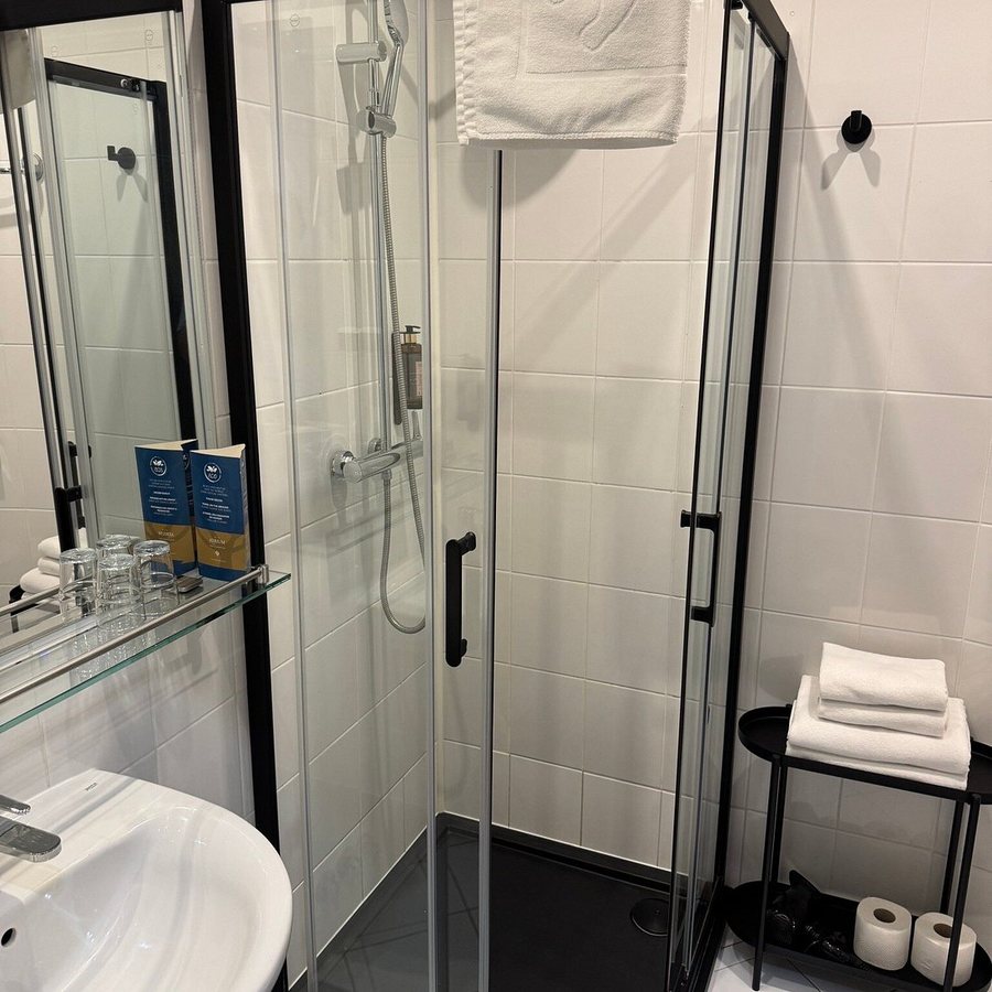 Hotel Atrium — Bathroom