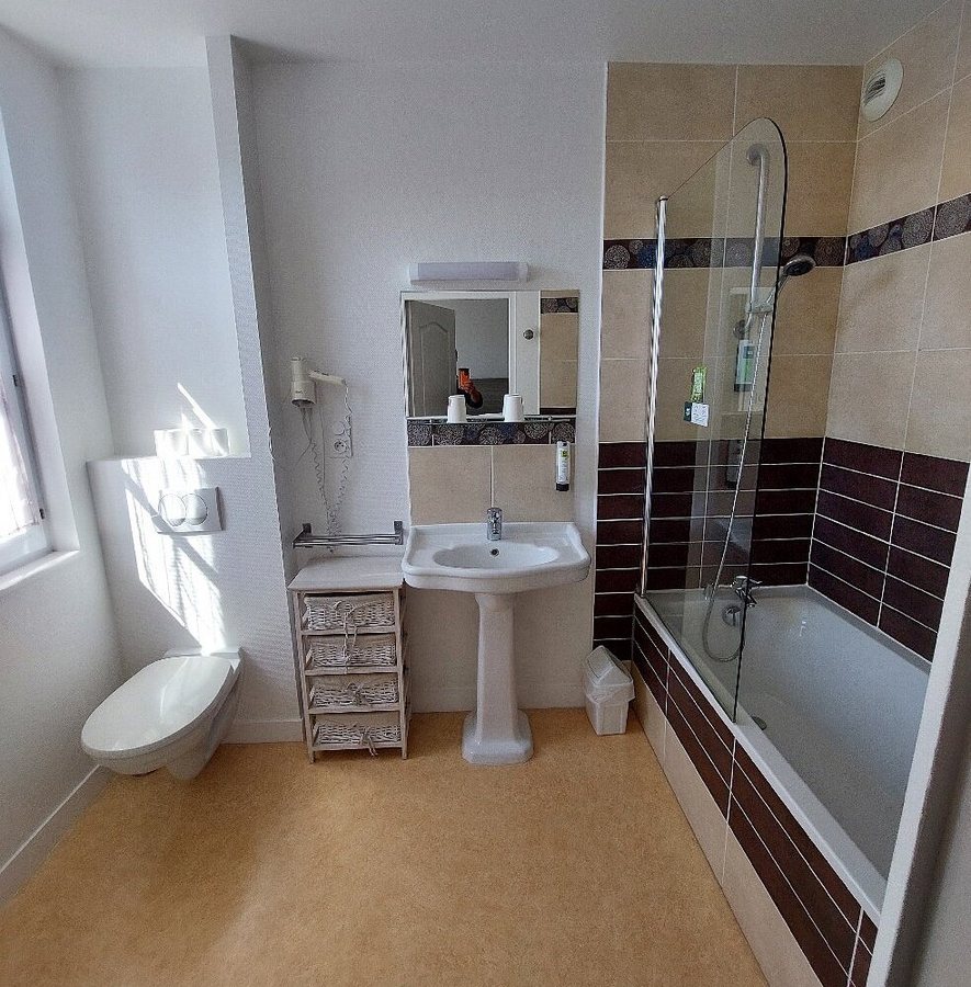 Hotel au Moyne de Saire — Bathroom