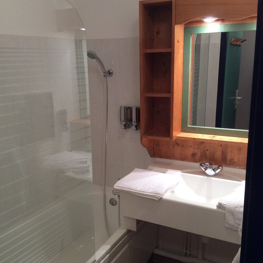 Hotel Au Terminus — Bathroom