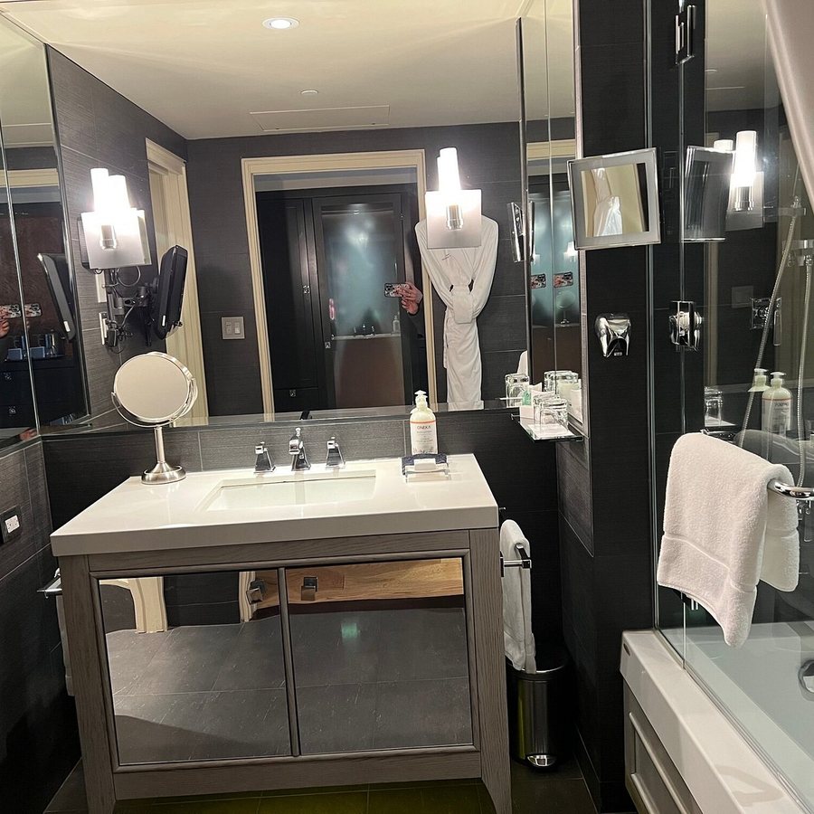 Hotel Audubon — Bathroom
