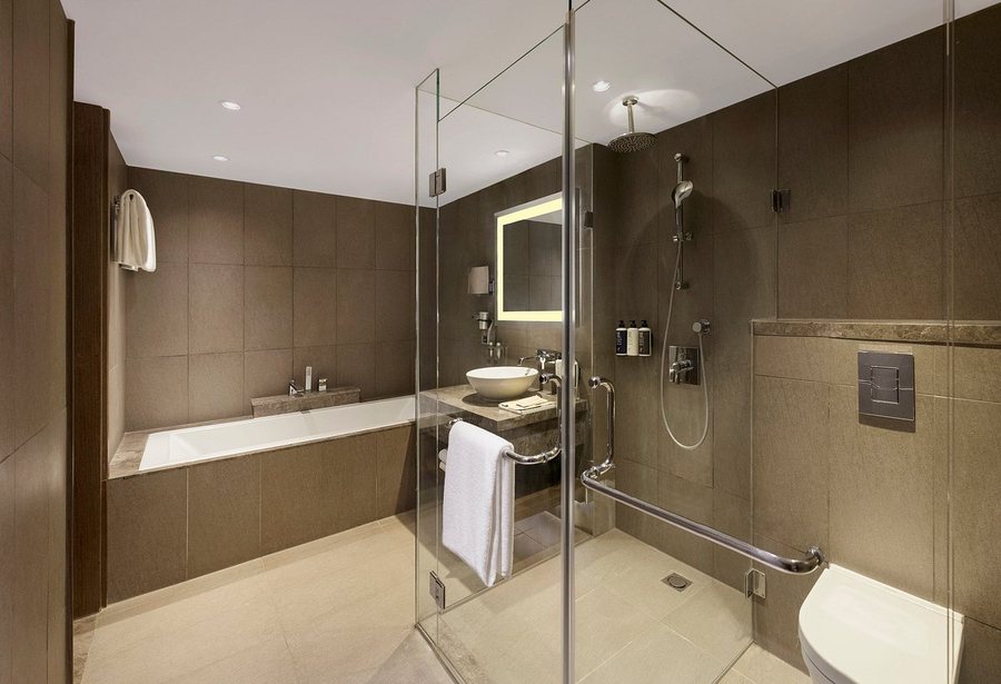 Hotel Aura — Bathroom