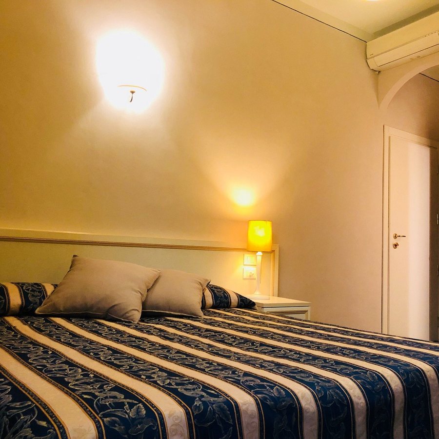 Hotel Azzi — Guest room