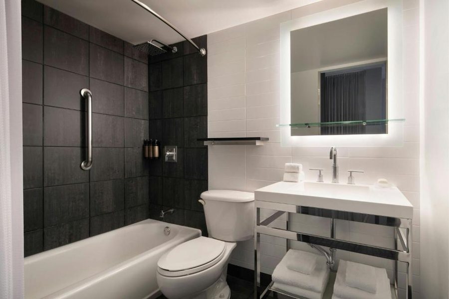 Hotel B B Chicago Illinois — Bathroom
