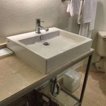 Hotel Ballast Wilmington Tapestry Collection by Hilton — Bathroom