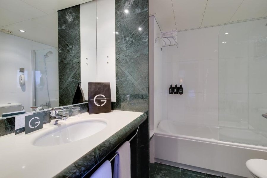 Hotel Barcelona Universal — Bathroom
