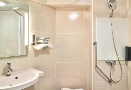 Hotel Barnett Paris — Bathroom