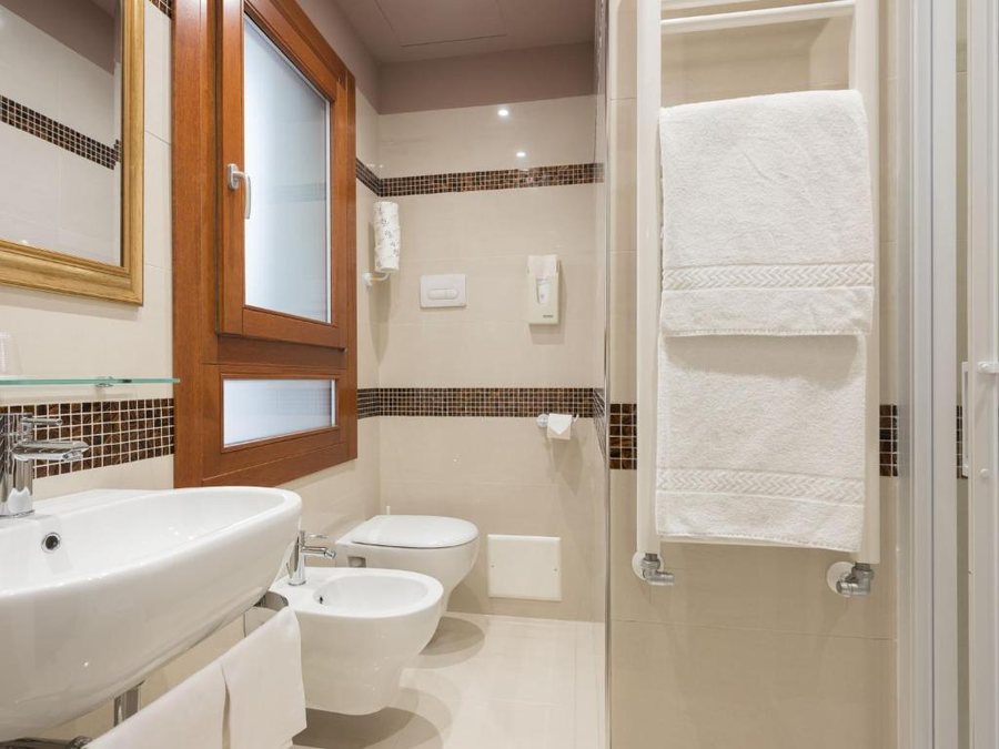Hotel Bartolomeo — Bathroom