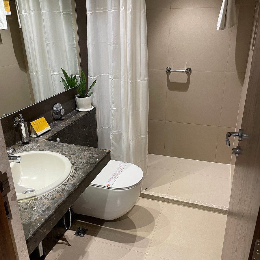 Hotel Bawa Regency — Bathroom