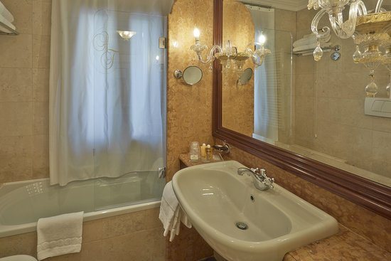 Hotel Becher — Bathroom