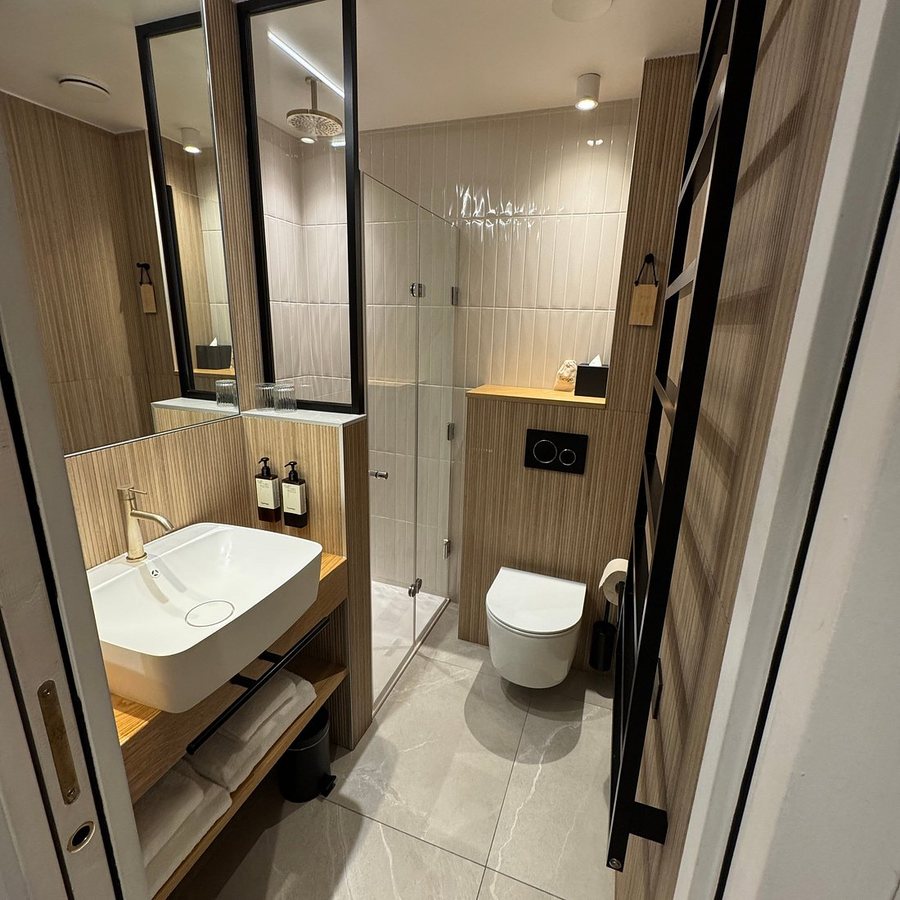 Hotel Beige — Bathroom