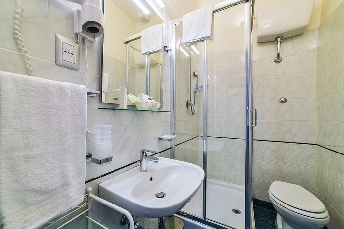 Hotel Bella Firenze — Bathroom