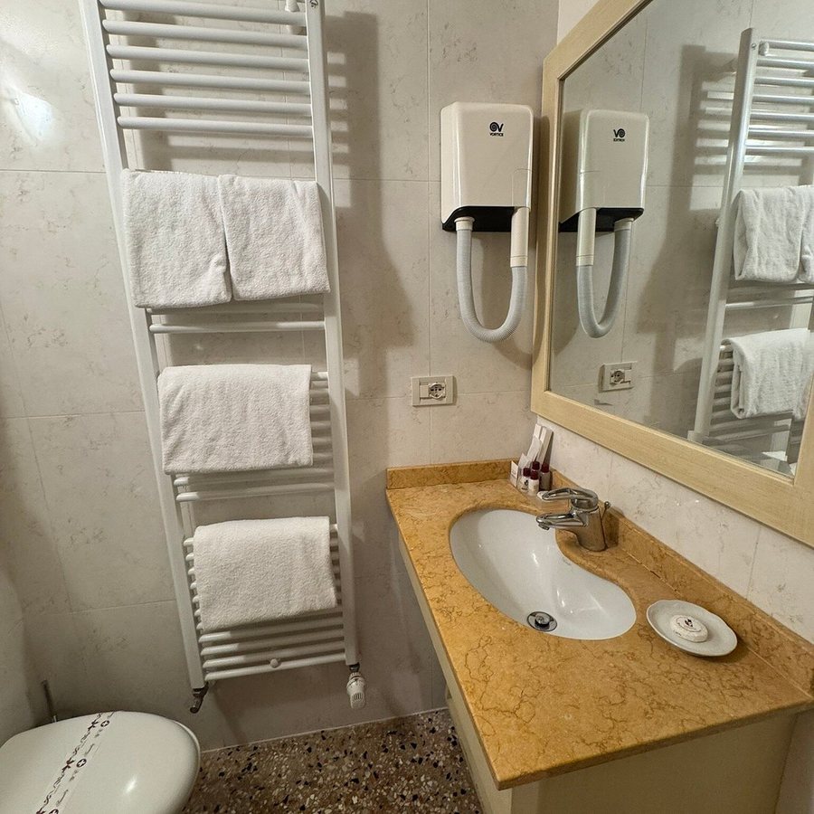 Hotel Bella Venezia — Bathroom
