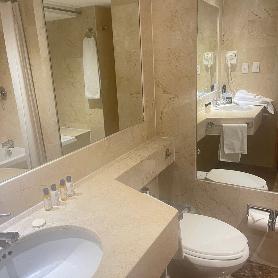 Hotel Bellas Artes — Bathroom