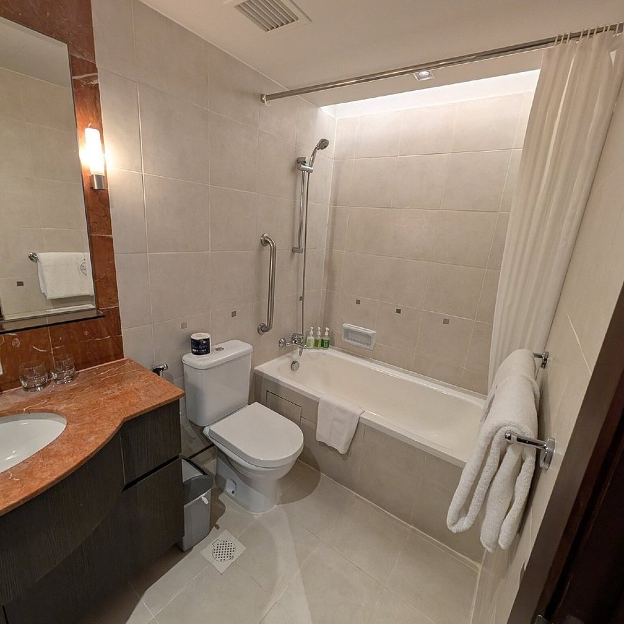 Hotel Bencoolen — Bathroom