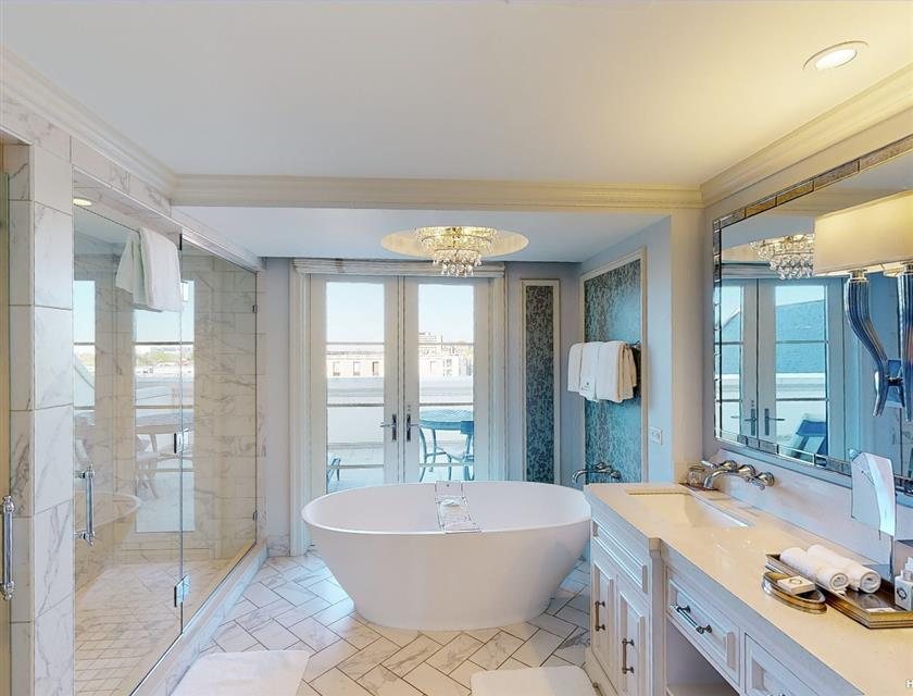 Hotel Bennett — Bathroom