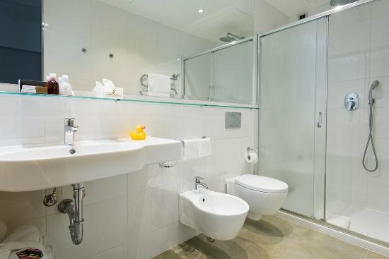 Hotel Berna — Bathroom