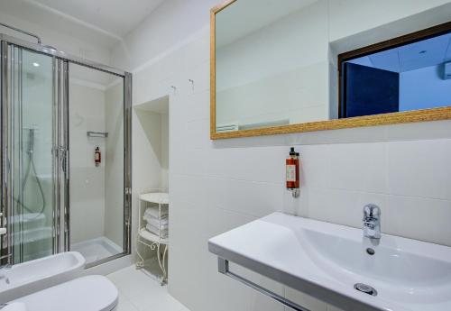 Hotel Bernina — Bathroom
