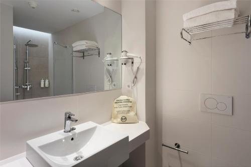 Hotel BestPrice — Bathroom