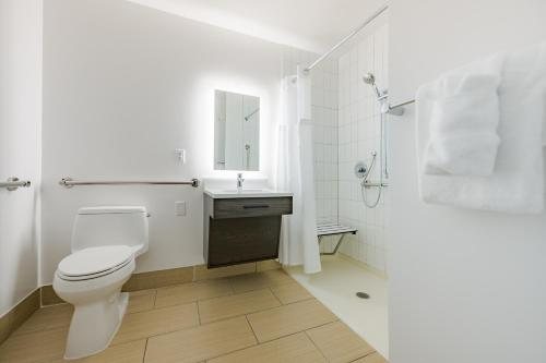 Hotel Bethany Beach — Bathroom