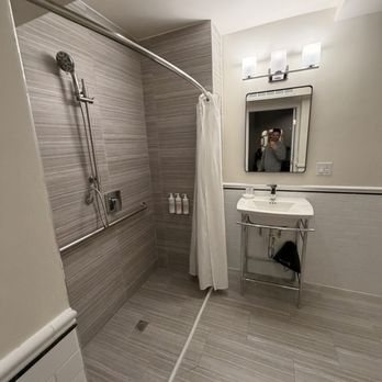 Hotel Bijou — Bathroom