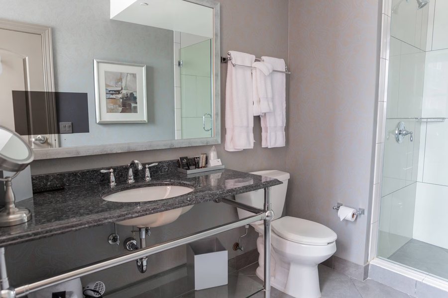 Hotel Blackhawk Autograph Collection — Bathroom