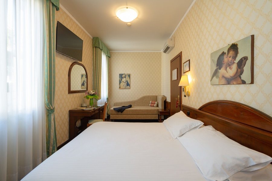 Hotel Boccaccio — Guest room