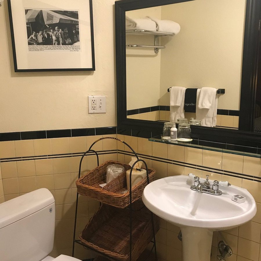 Hotel Boheme — Bathroom