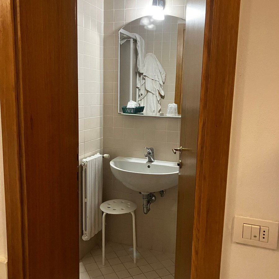 Hotel Bonifacio — Bathroom