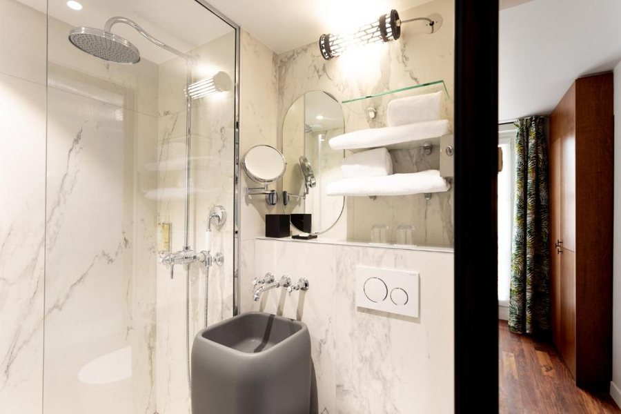Hotel Bonsoir Madame — Bathroom