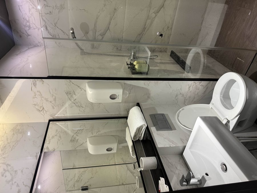 Hotel Boss Singapore — Bathroom