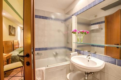 Hotel Botticelli — Bathroom