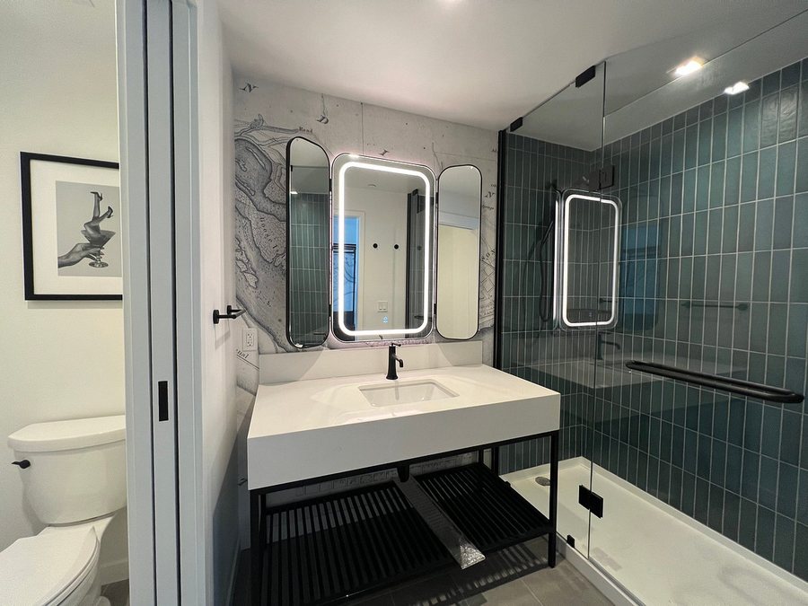 Hotel Bourre Bonne Louisville Curio Collection by Hilton — Bathroom
