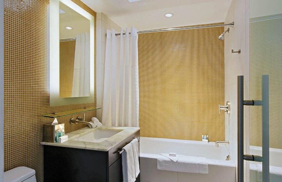 Hotel Breakwater South Beach — Bathroom