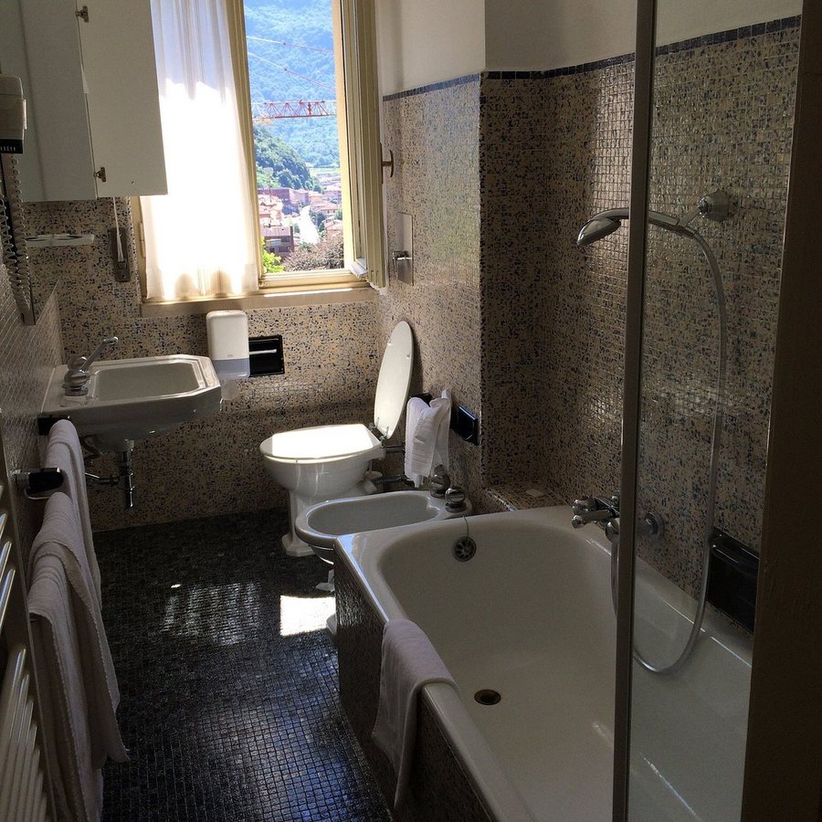 Hotel Brescia — Bathroom